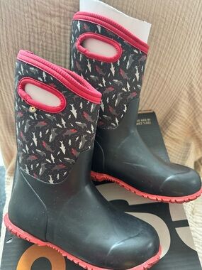 Bogs Black Kids shark snow Boots with red Trim  size 4